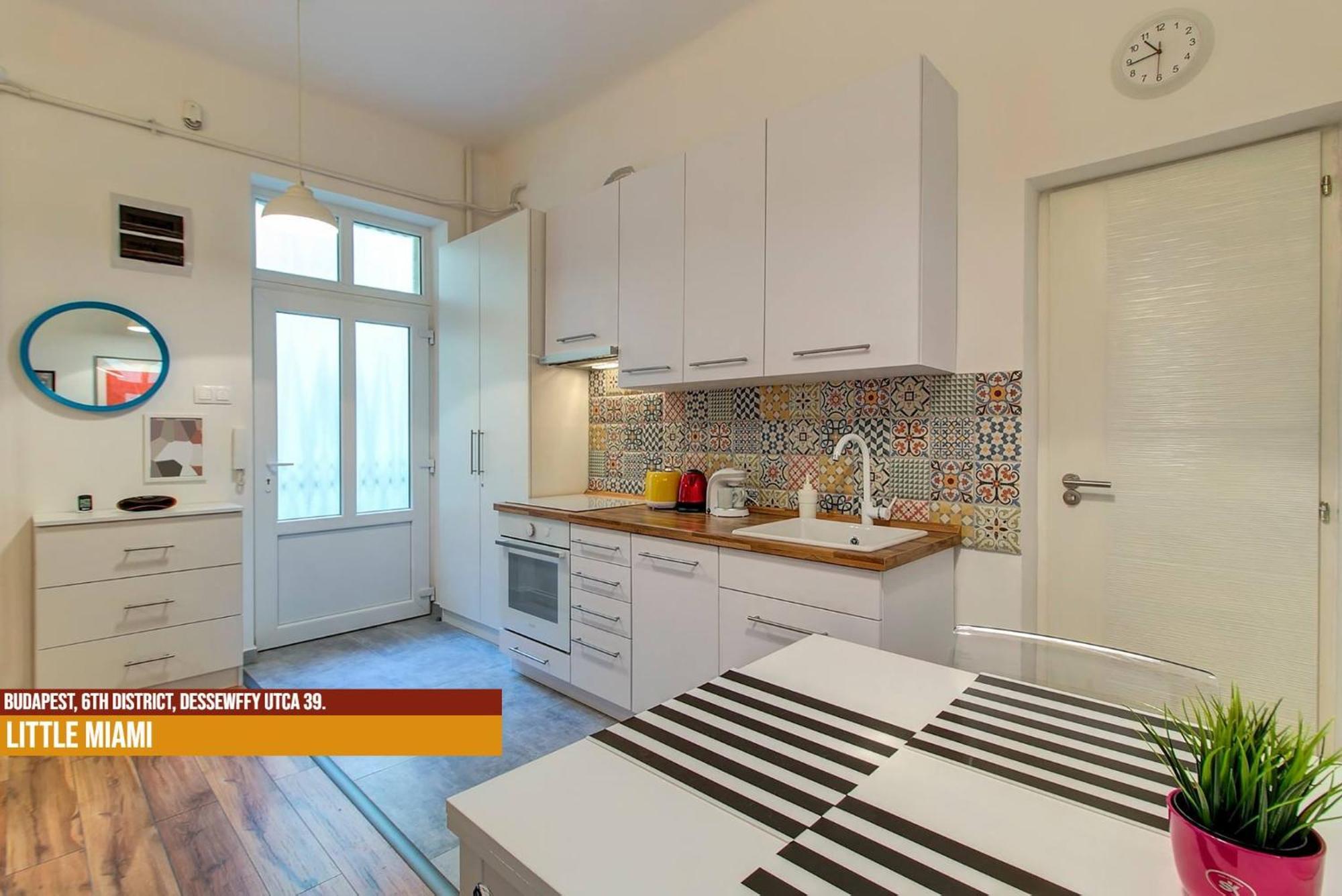 Little Americas Opera Apartments บูดาเปสต์ ภายนอก รูปภาพ